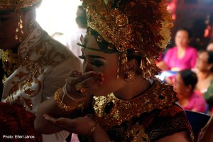 2016.07.15.-Balinéz-esküvő-Vőlegény-menyasszony-szertartás-közben